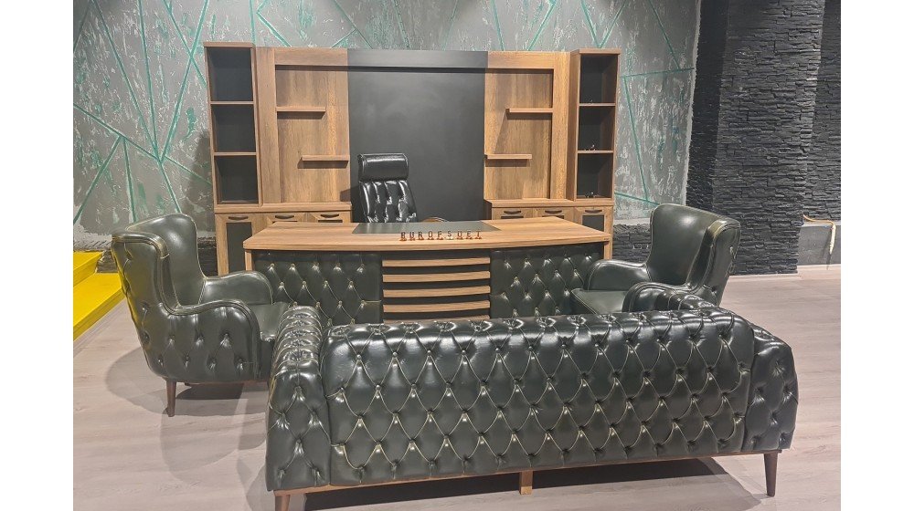 C serisi klasik yönetici masa takımı, ceviz rengi, deri sümenli ve çıtalı detayları ile ofis ortamında A serisi Chester koltuklar ile sergileniyor.